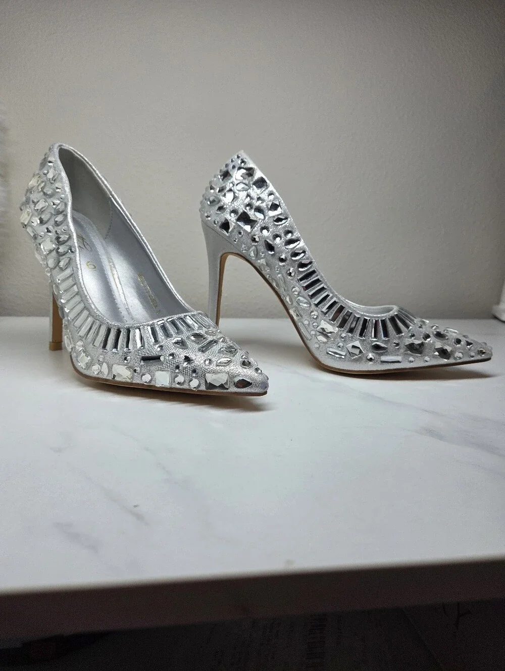 Mata Shoes Reality Check Silver Rhinestone Jeweled Pointed Toe Pumps Size 6 NWOB